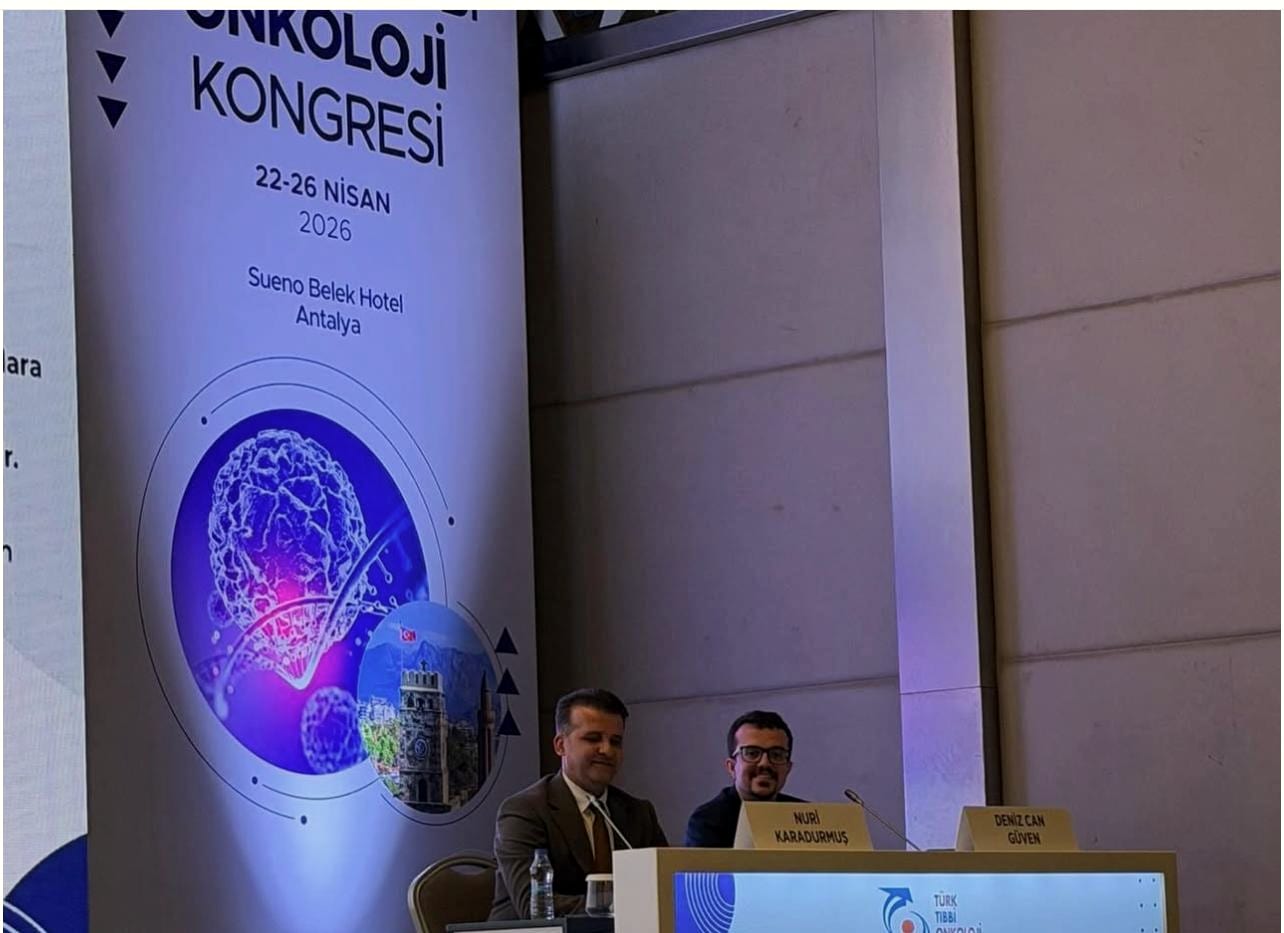 Doç. Dr. Deniz Can Güven, isimliğinin bulunduğu kürsüde oturum başkanı olarak